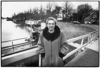 406371 Portret van mevr. J. Fransen-van Galen, gemeenteraadslid voor de VVD te Utrecht, op de brug in de sluis in het ...